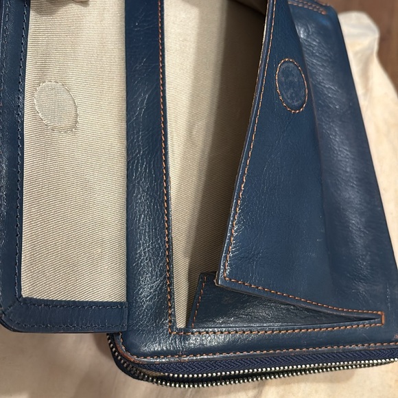 Hobo wallet with removable strap - Picture 4 of 5